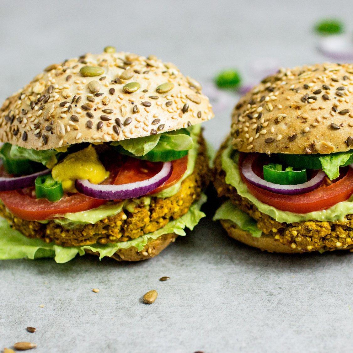 Süßkartoffelburger mit Avocadodressing