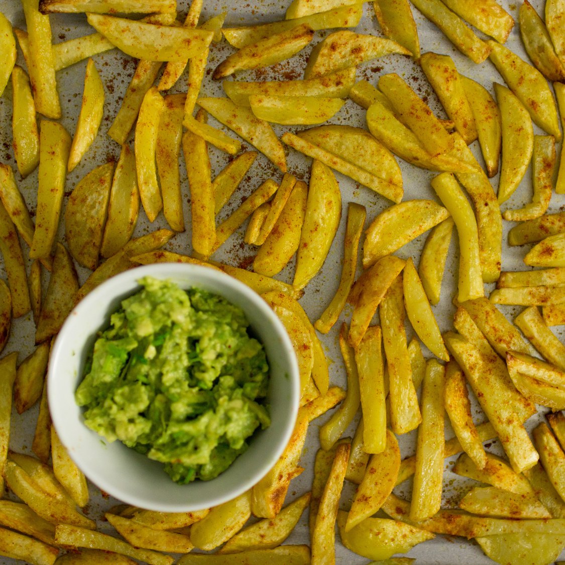 Selbst gemachte Pommes mit Avocadodip