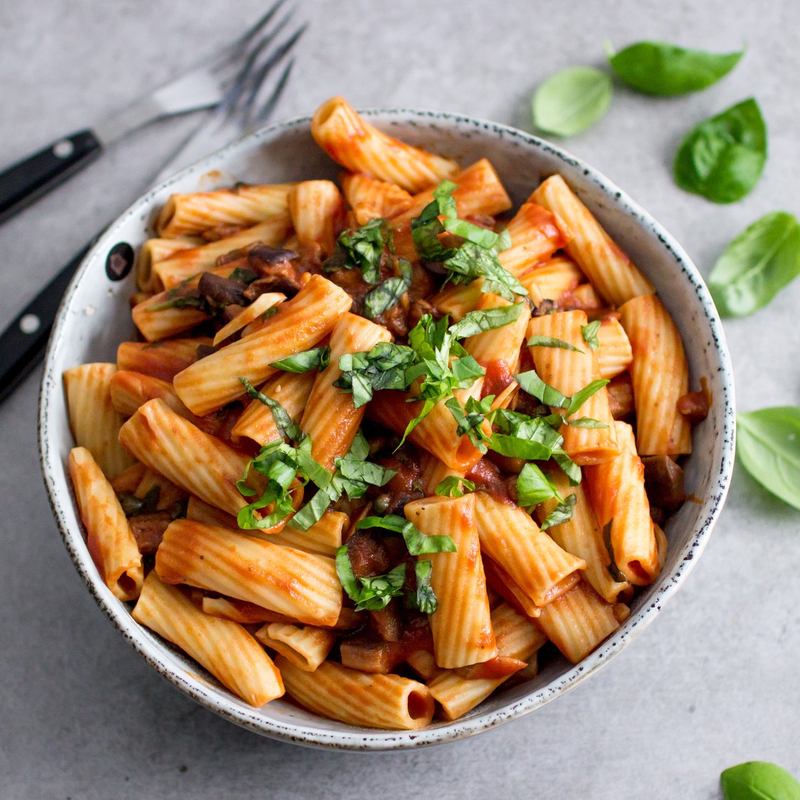 Rigatoni mit Tomaten-Aubergine-Soße