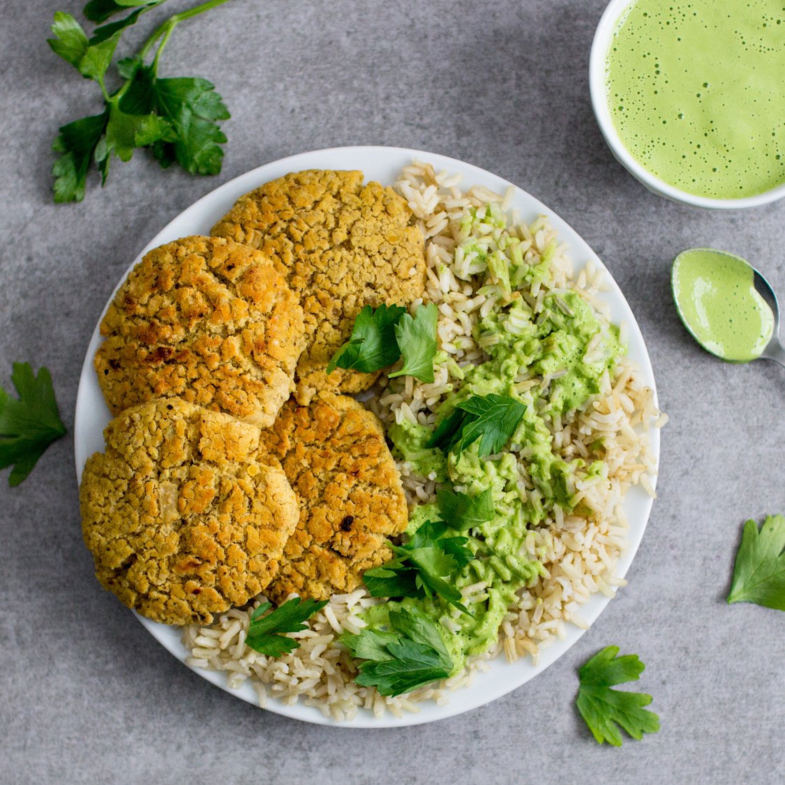 Linsen Quinoa Patties mit grünem Tahini und Naturreis