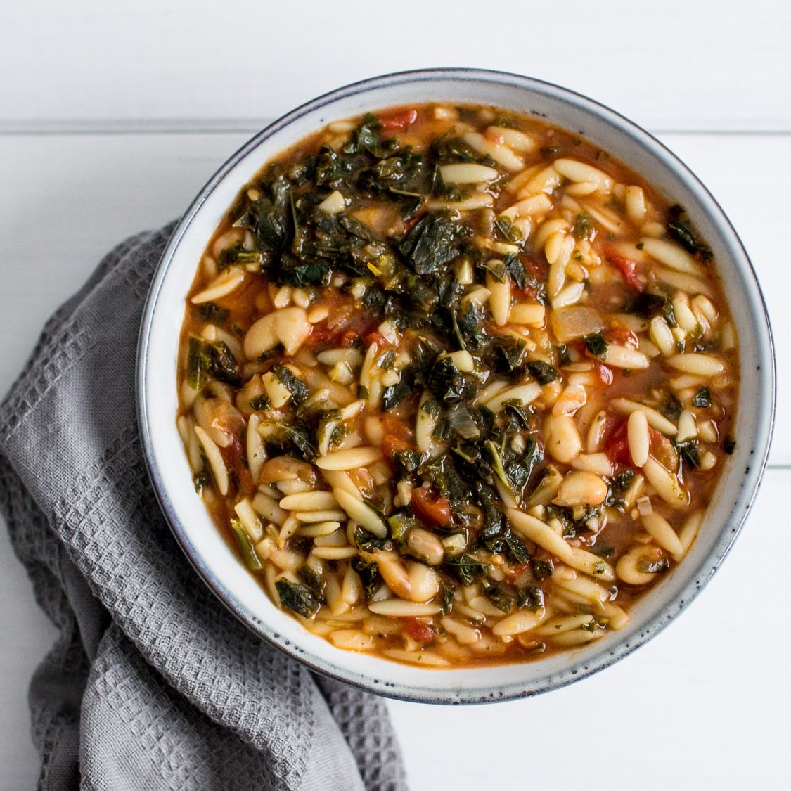 Tomatensuppe mit Orzo und Grünkohl