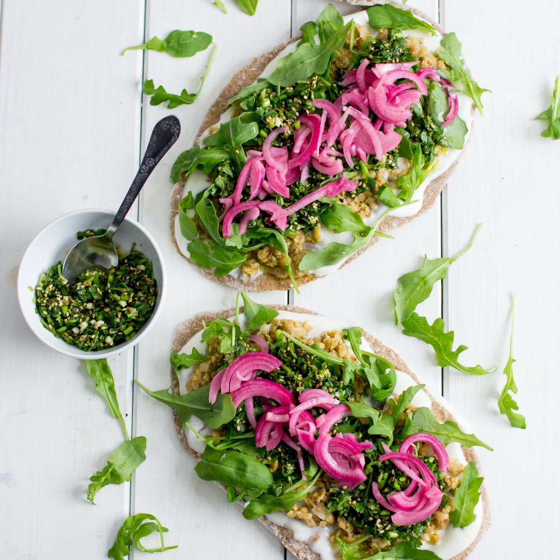 Pita mit Kichererbsen und roten Zwiebeln