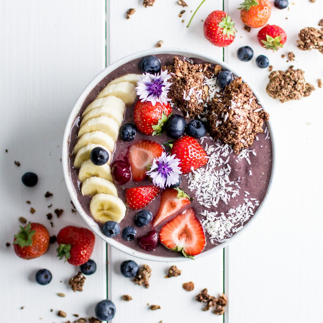 Acai Bowl mit knusprige Buchweizen Häufchen