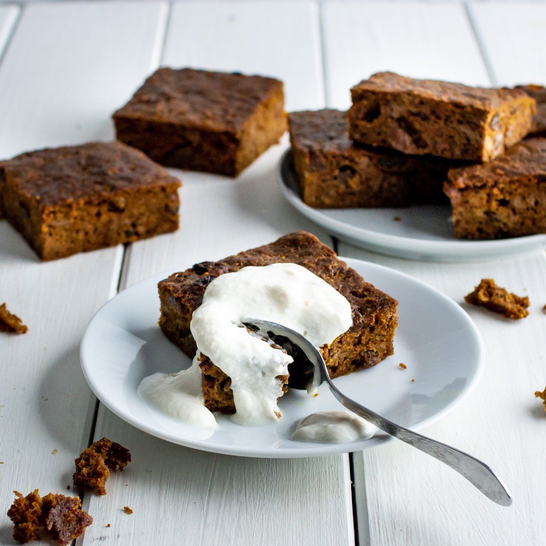 Winterlicher Karottenkuchen mit Zimt und Rosinen