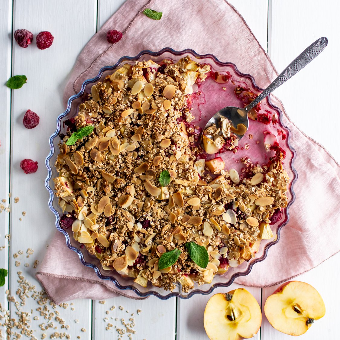 Dinkelstreusel auf Apfel und Himbeeren