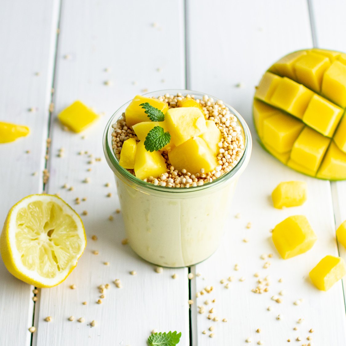 Erfrischender Mango-Joghurt-Smoothie mit Hanfsamen