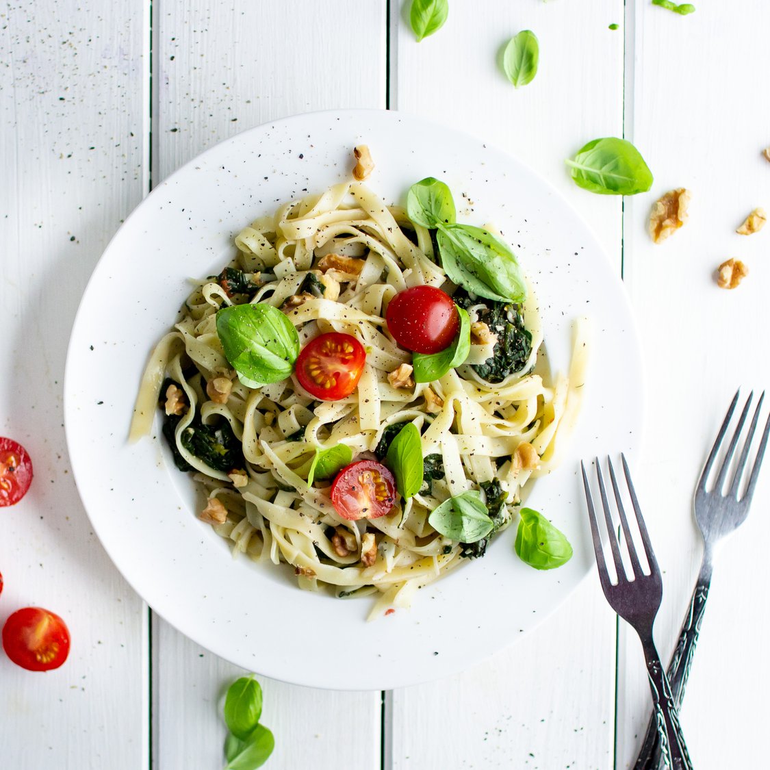 Tagliatelle mit Spinat und Tomaten