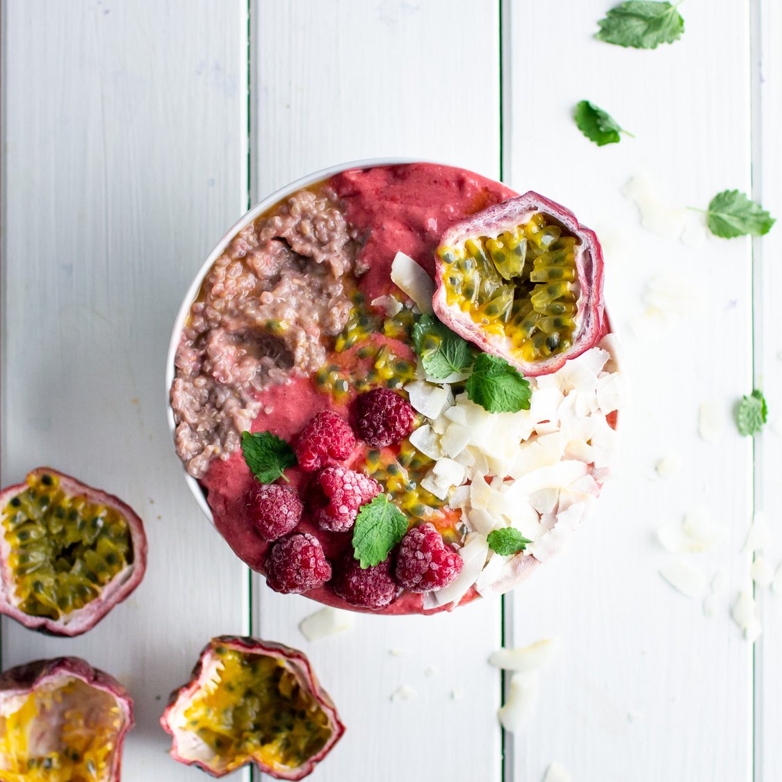 Quinoa-Chia-Bowl mit Himbeere und Kokos