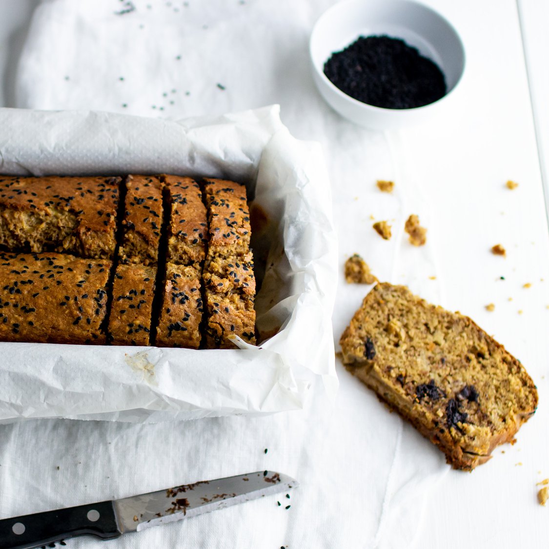 Bananenbrot mit Schokolade und Sesam