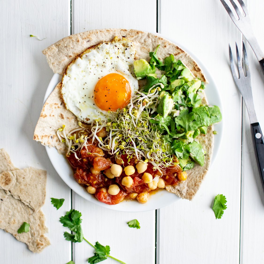 Tomatenfrühstück mit Avocado und Spiegelei