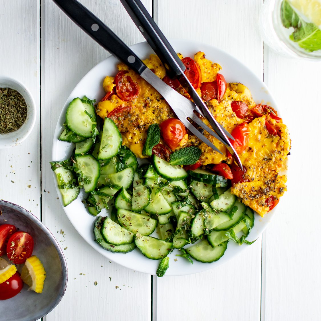 Omelett mit Kirschtomaten und Gurkensalat