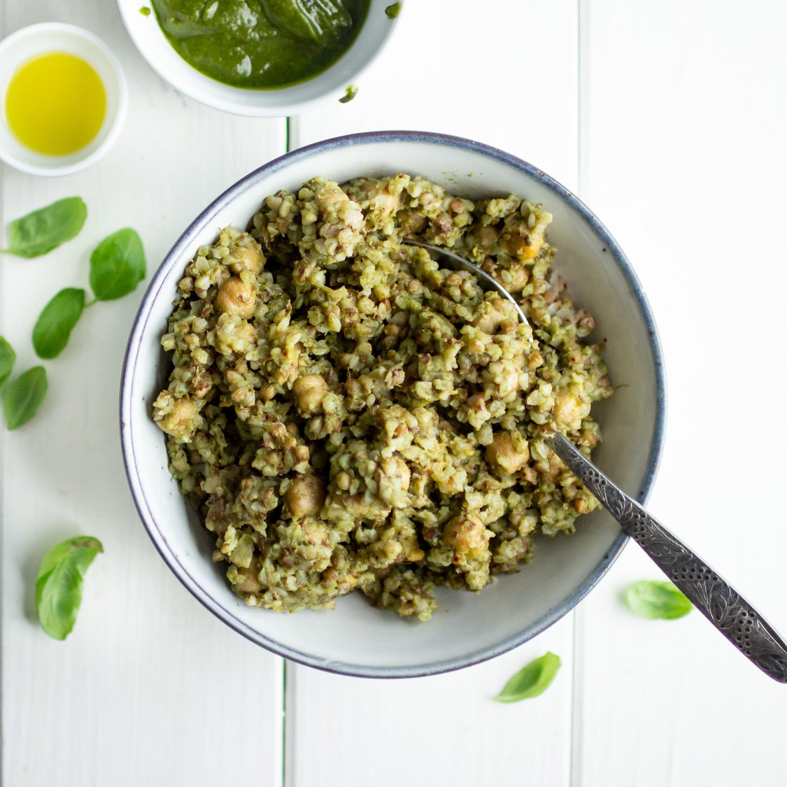 Buchweizen mit Kichererbsen und Pesto